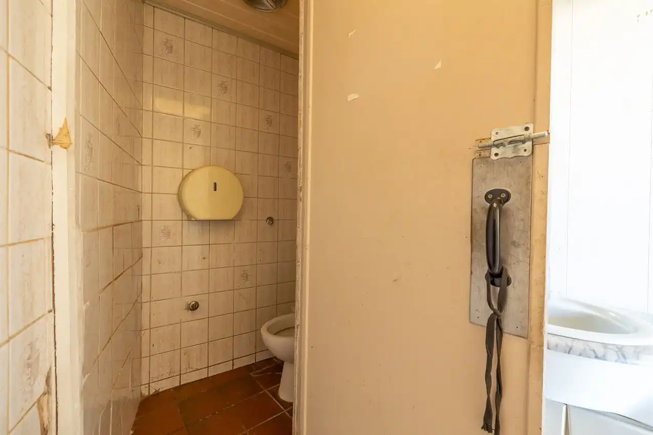 Handelszaak uiterst commercieel gelegen foto 14