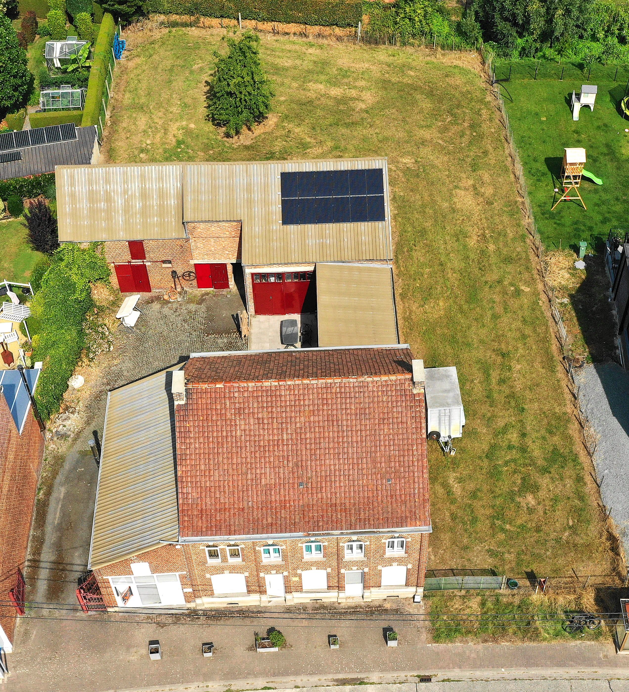 Hoofdfoto van de publicatie: Prachtig dorpswoning / hoeve op 1246m² met stallingen en aanpalend bouwgrond. 