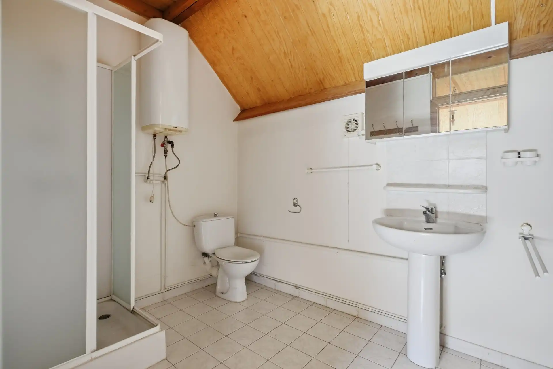 degelijke en op te frissen woning met 4 slaapkamers en 2 badkamers foto 13
