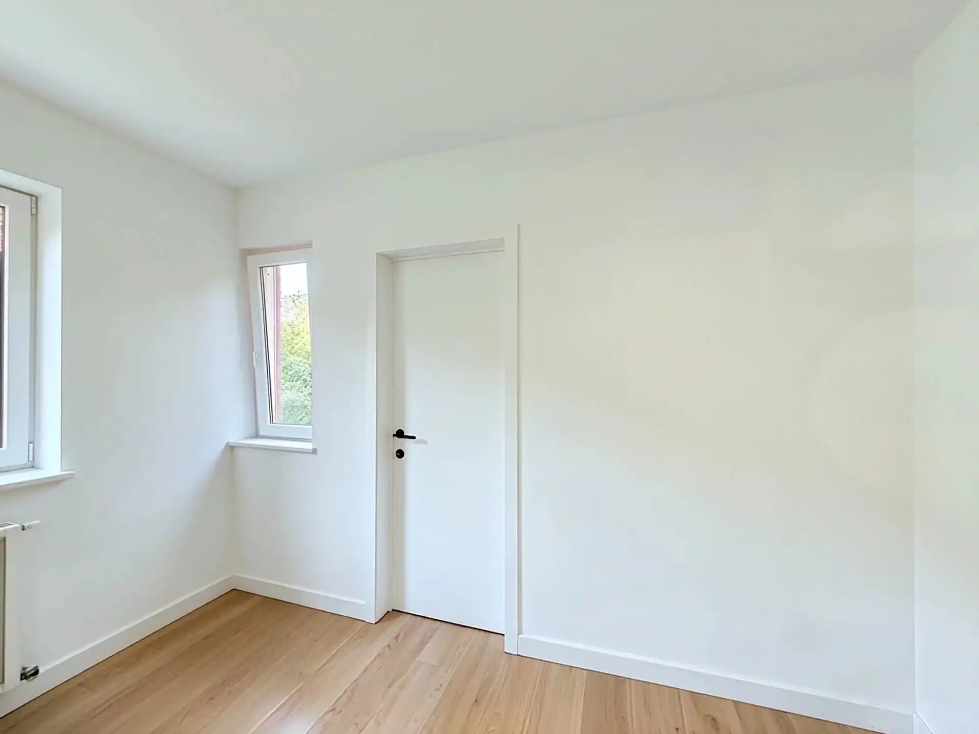 Volledig gerenoveerde woning met 4 slaapkamers op een groot perceel. foto 11