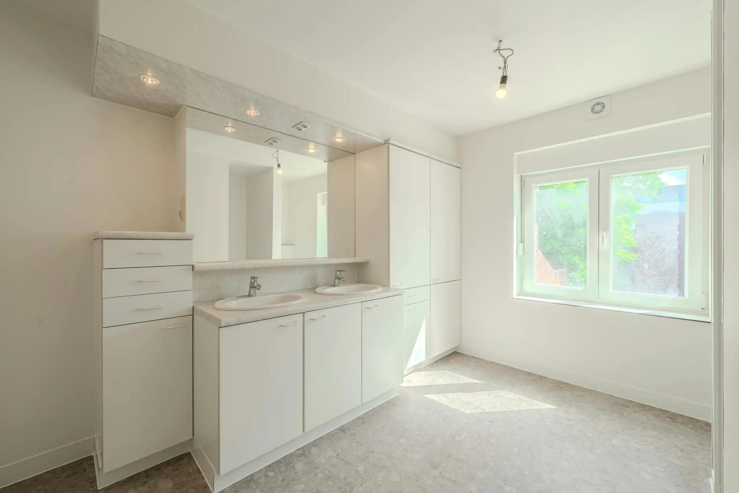 Totaal gerenoveerd huis te koop in hartje Ieper foto 19