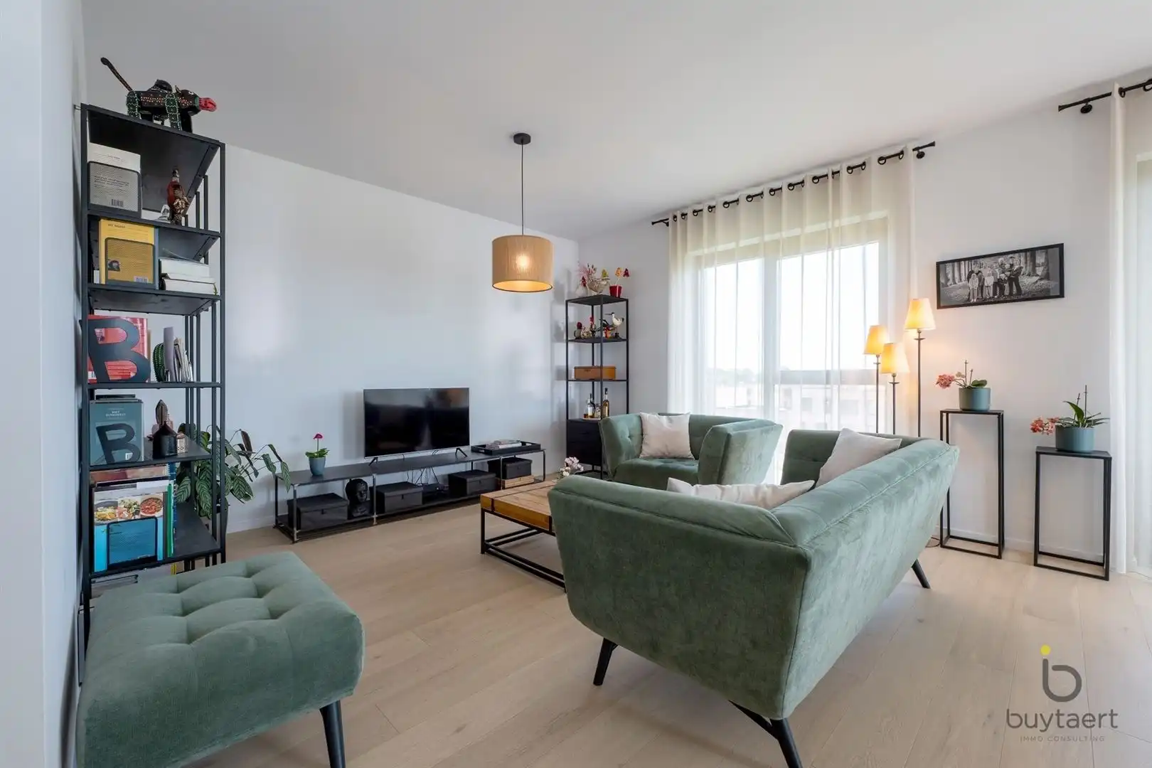 WONEN IN STIJL: een knap 2-slaapkamer appartement op de 3de verdieping met terras te Deurne-Zuid! foto 4