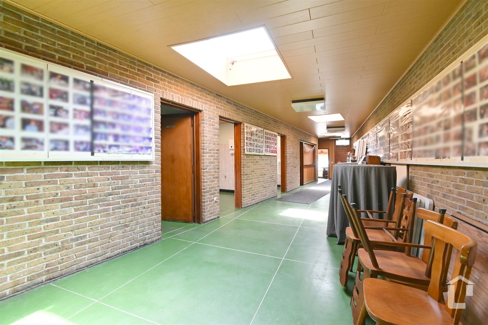 Handelspand met feestzaal op prachtig terrein met bos foto 5
