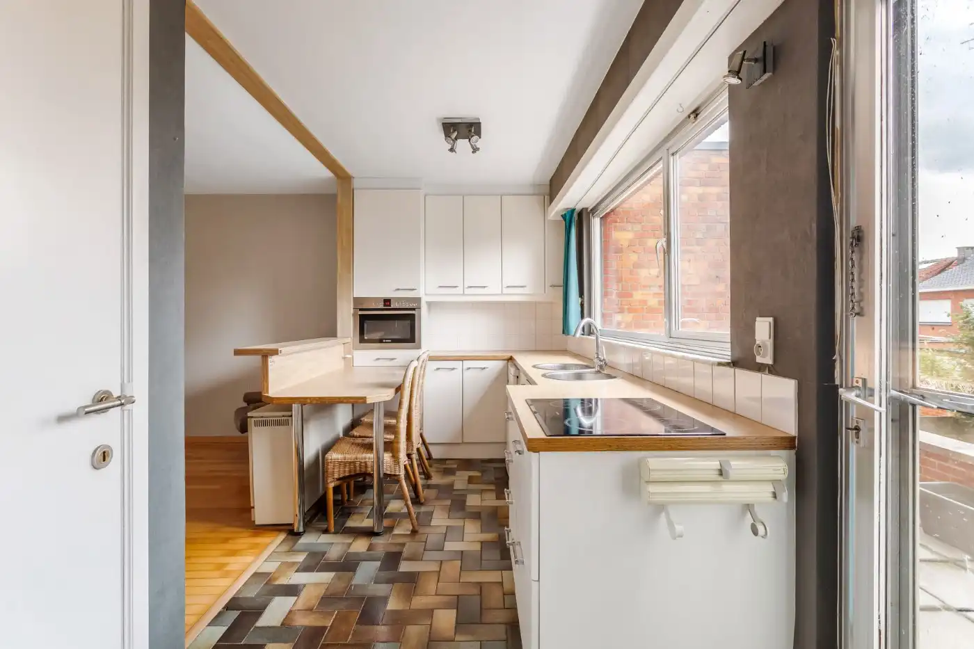 Centraal gelegen, op te frissen woning met 2 à 3 slpk., inpandige garage en tuin foto 9