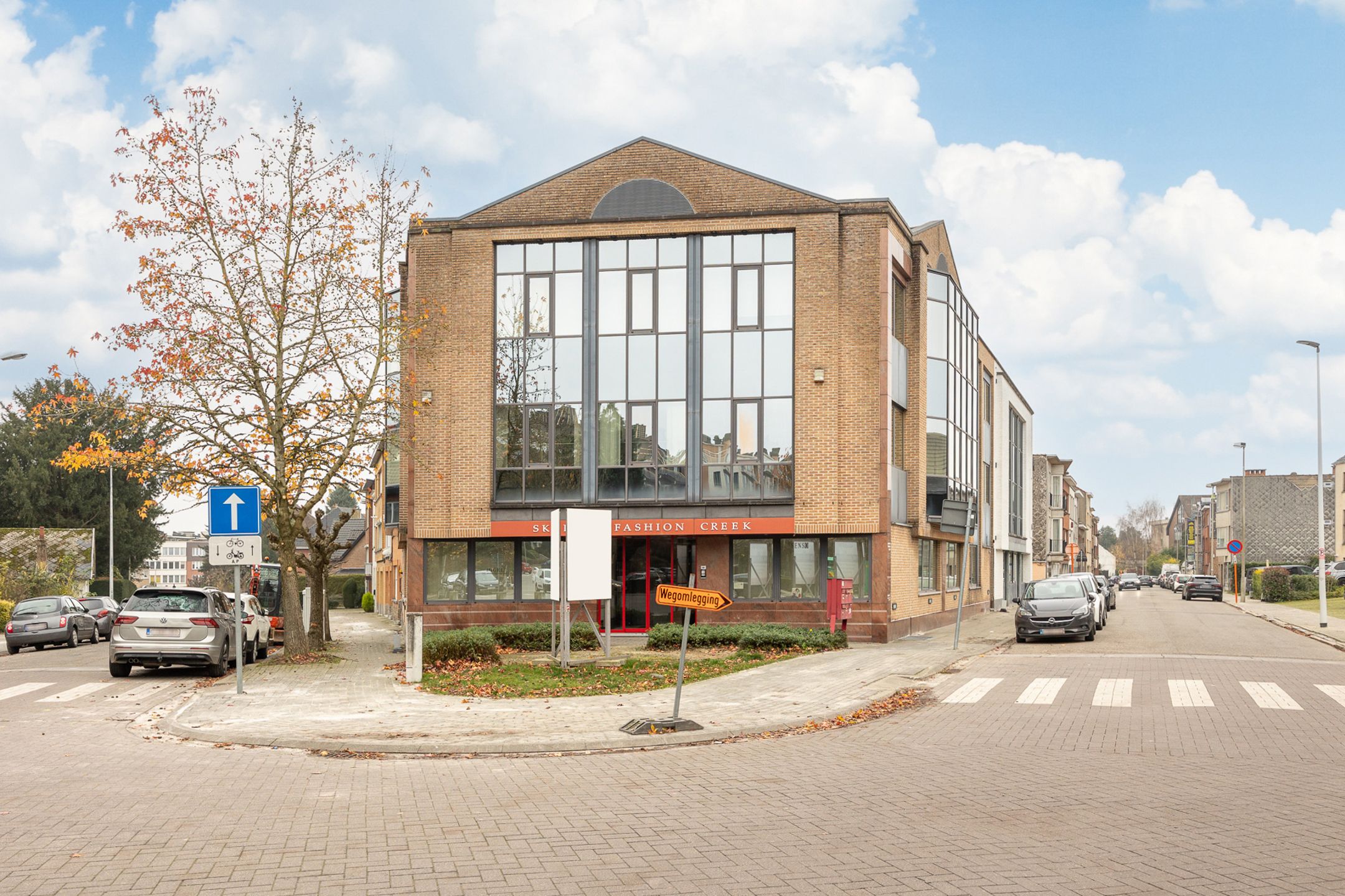 Moderne bemeubelde showroom op uitstekende hoeklocatie foto {{pictureIndex}}