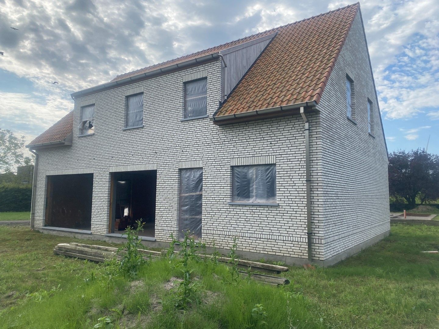 Knappe hoeve met ruime af te werken woning en twee gebruiksklare loodsen foto 3