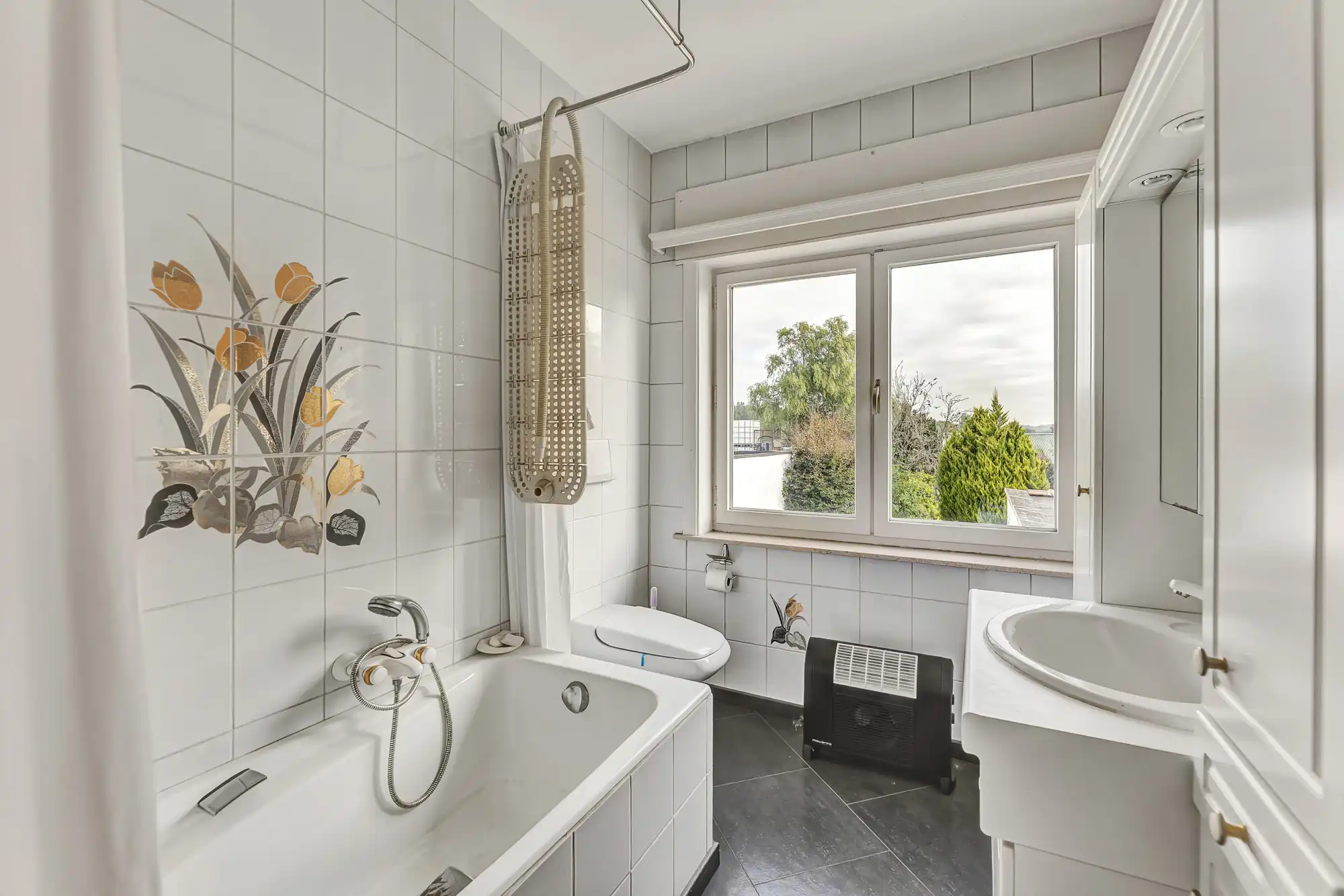 Robuuste woning met ruime garage en tuin foto 20