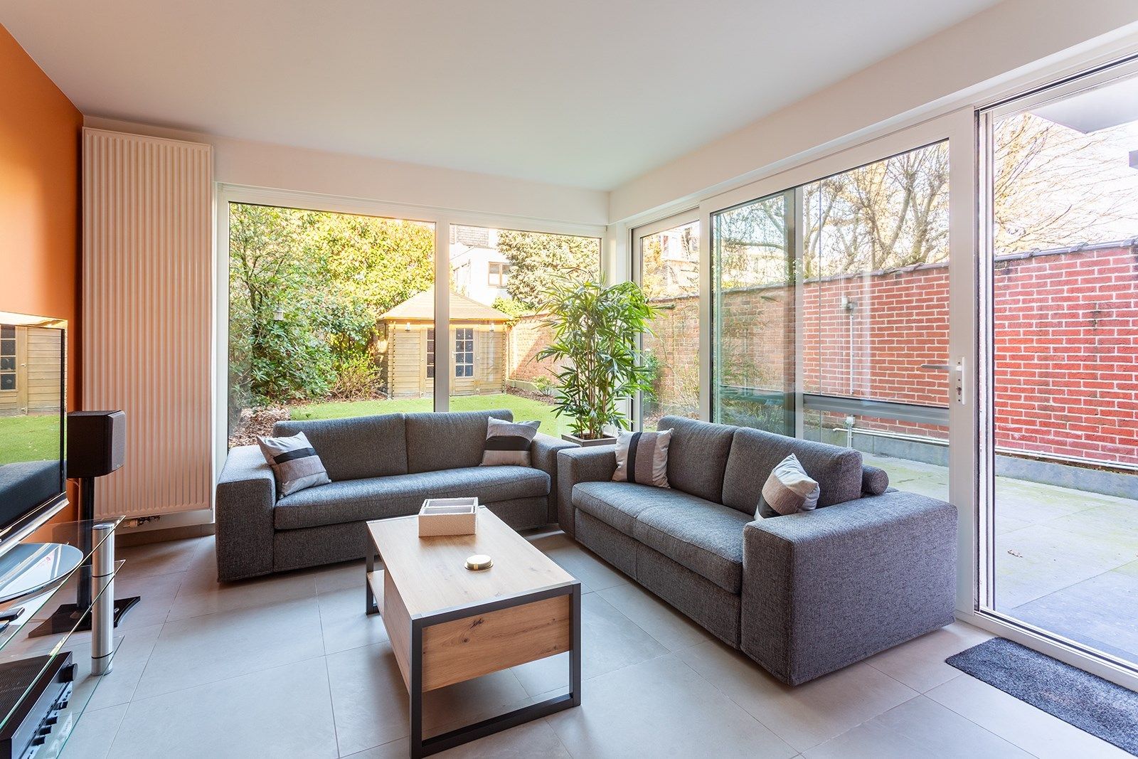 Gemeubeld luxueus 1-slaapkamerappartement met tuin foto 3