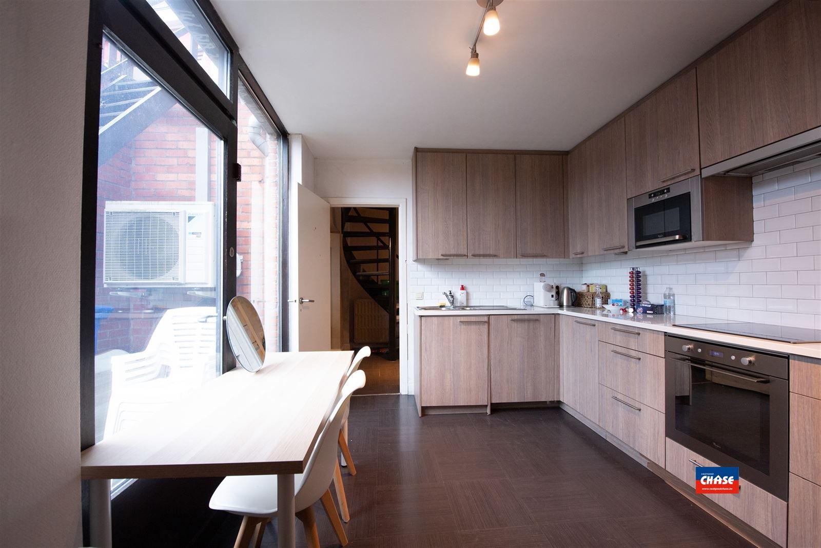 Handelshuis met groot appartement, garage en tuin foto 11