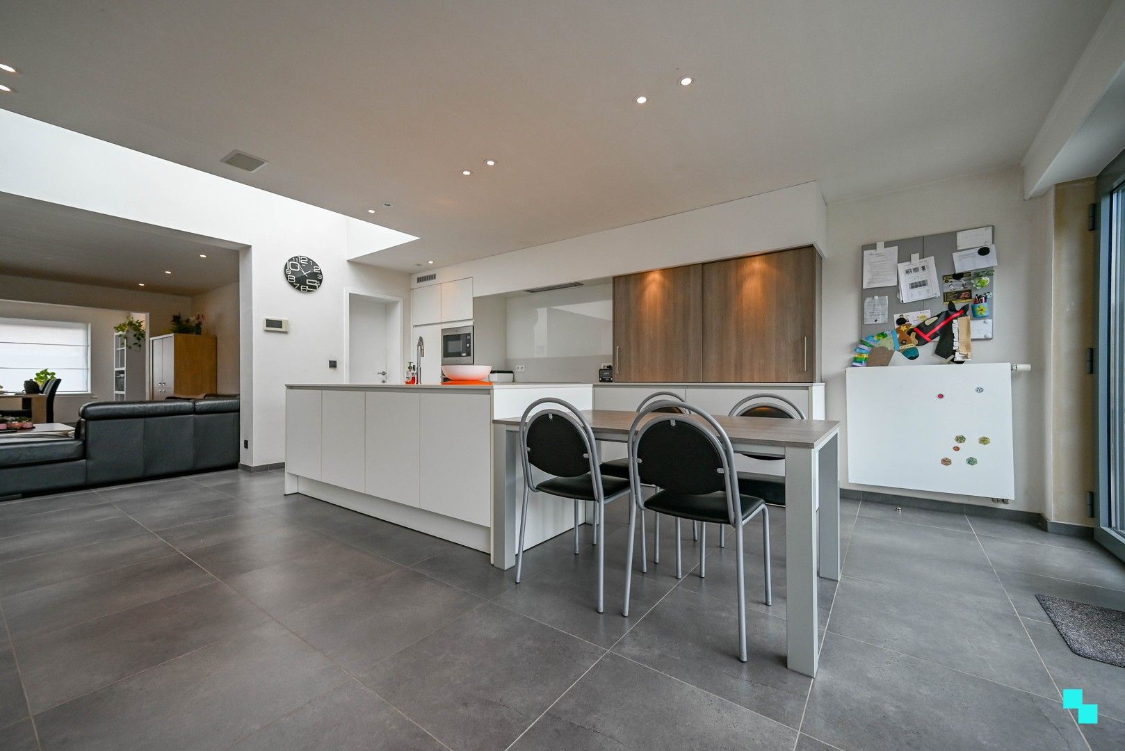 Recent gerenoveerde gezinswoning te Sint-Eloois-Winkel foto 6