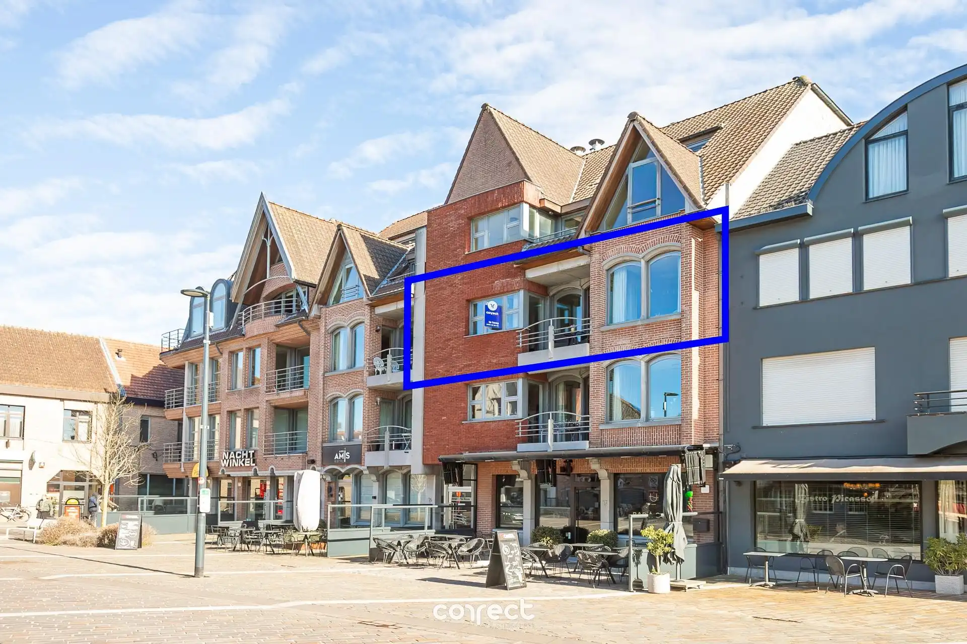 Centraal gelegen appartement met zicht op de markt van Torhout. foto {{pictureIndex}}