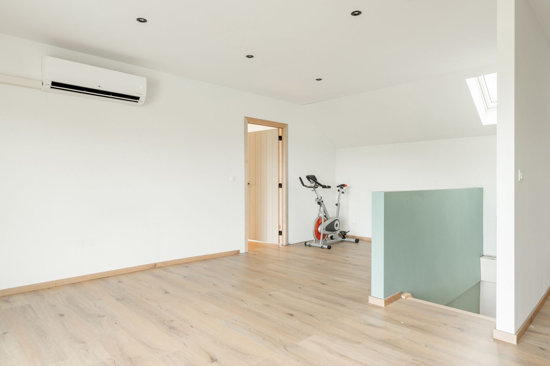 Ruime gerenoveerde woning met zwembad  foto 27