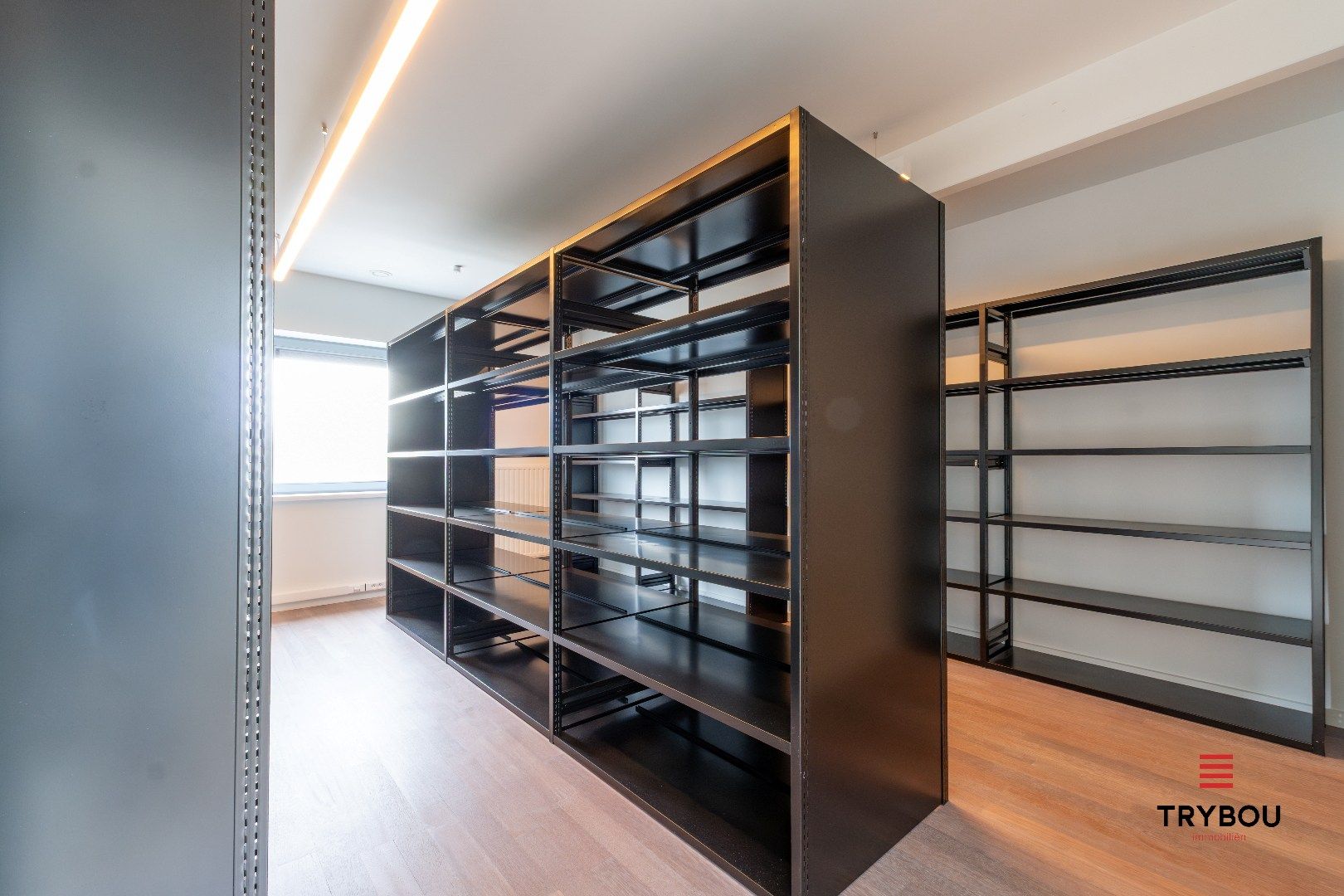 Groot kantoorgebouw op toplocatie te Ieper foto 18