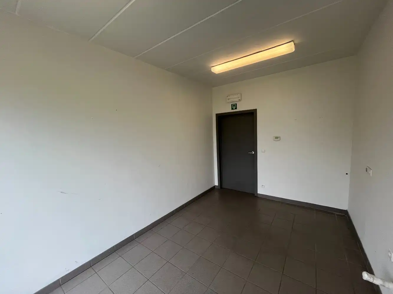 Bedrijfshal met terrein foto 11