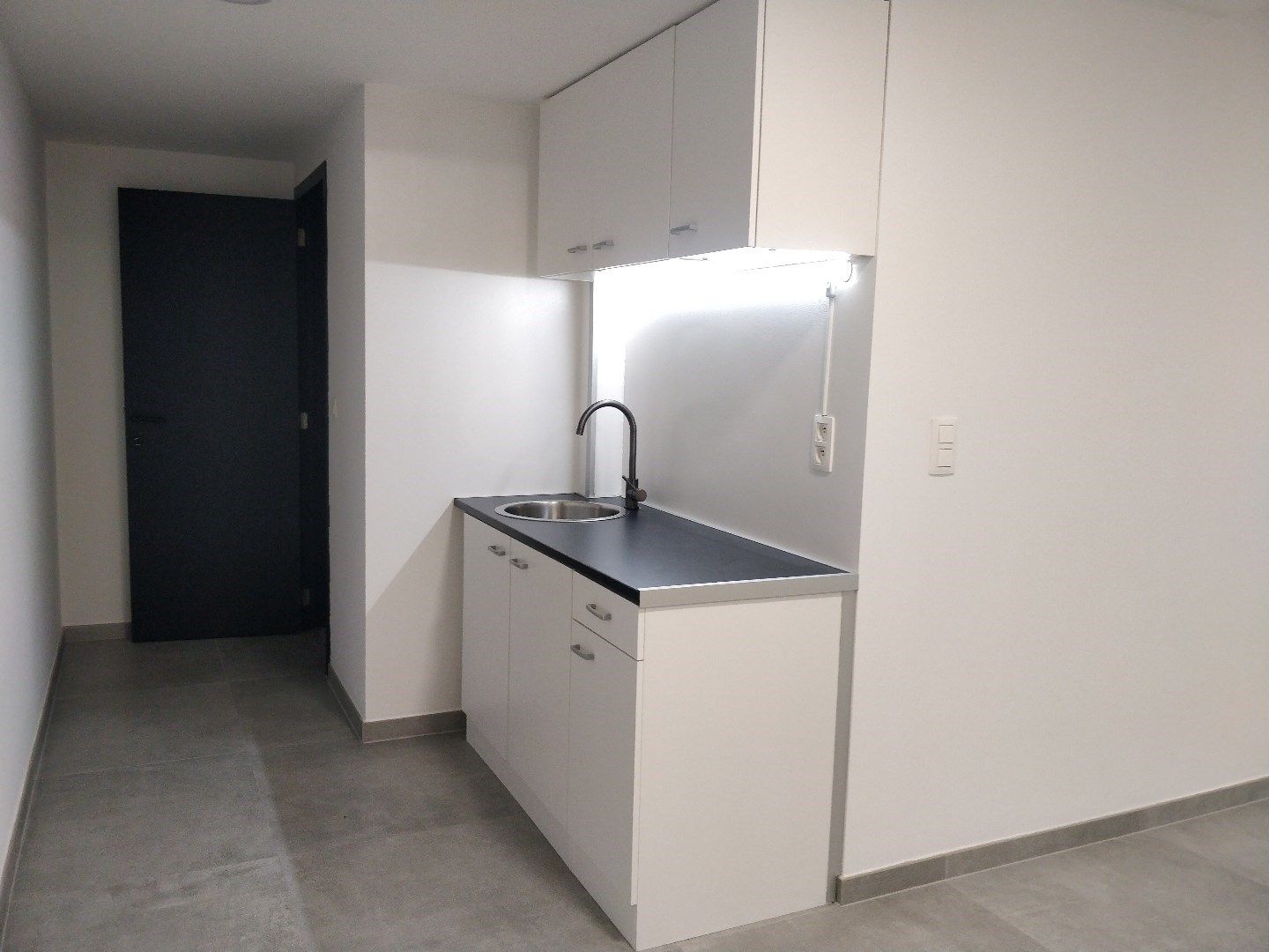 Handelspand met showroom en opslagruimte in het centrum van Lokeren. foto 4