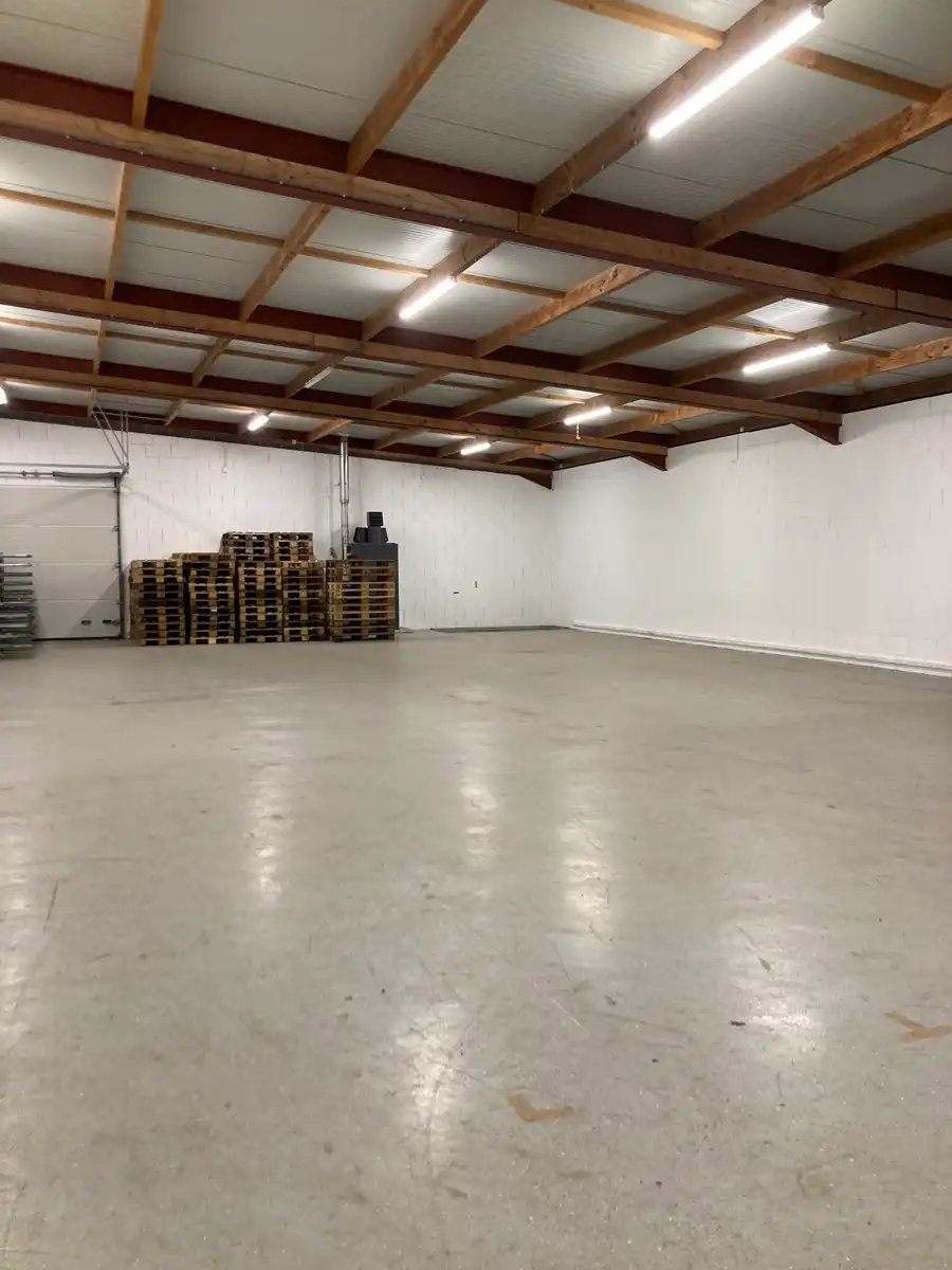 multifunctionele bedrijfsgebouw in perfecte staat met laad en loskaaien vooraan het gebouw. foto 6