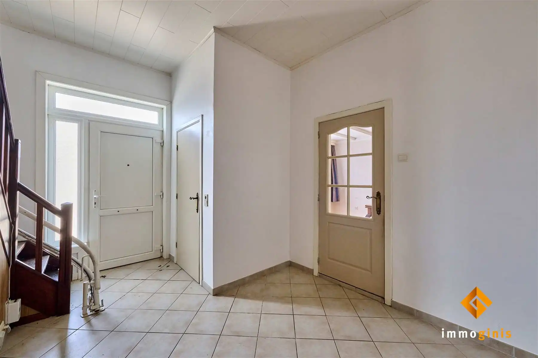 Verrassend ruime, te renoveren woning met 3 slaapkamers en uitbreidingsmogelijkheden op zolder! foto 2