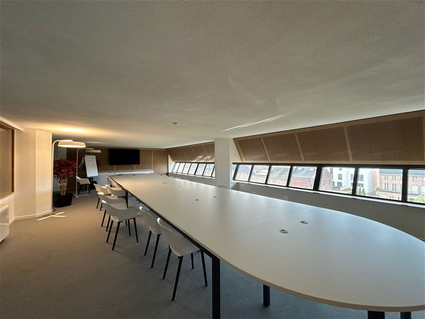 Volledig rerenoveerde kantoren te huur vanaf 150 m² foto 24
