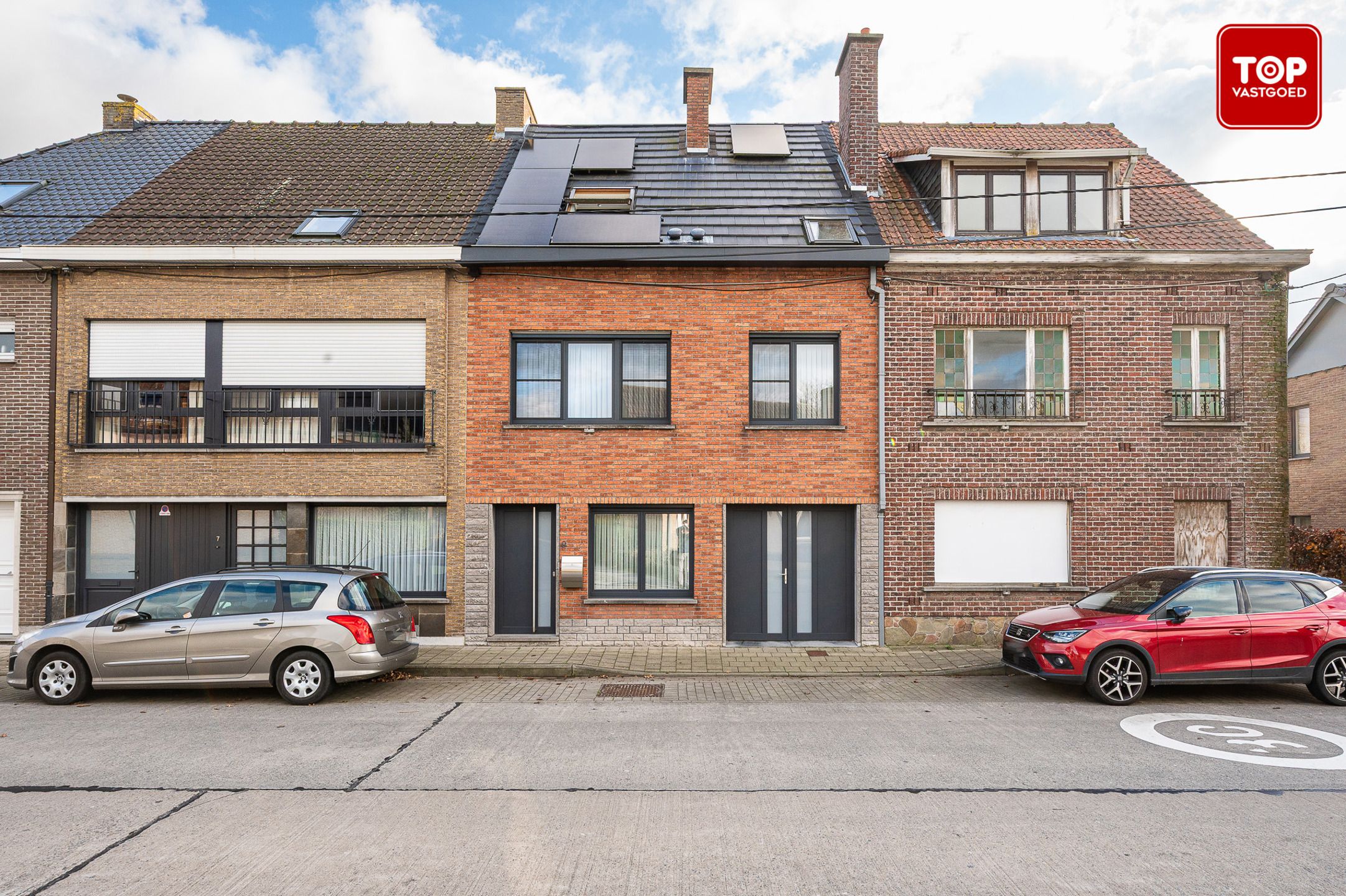 Instapklare woning met 5 slaapkamers en leuke tuin in centrum Drongen foto {{pictureIndex}}