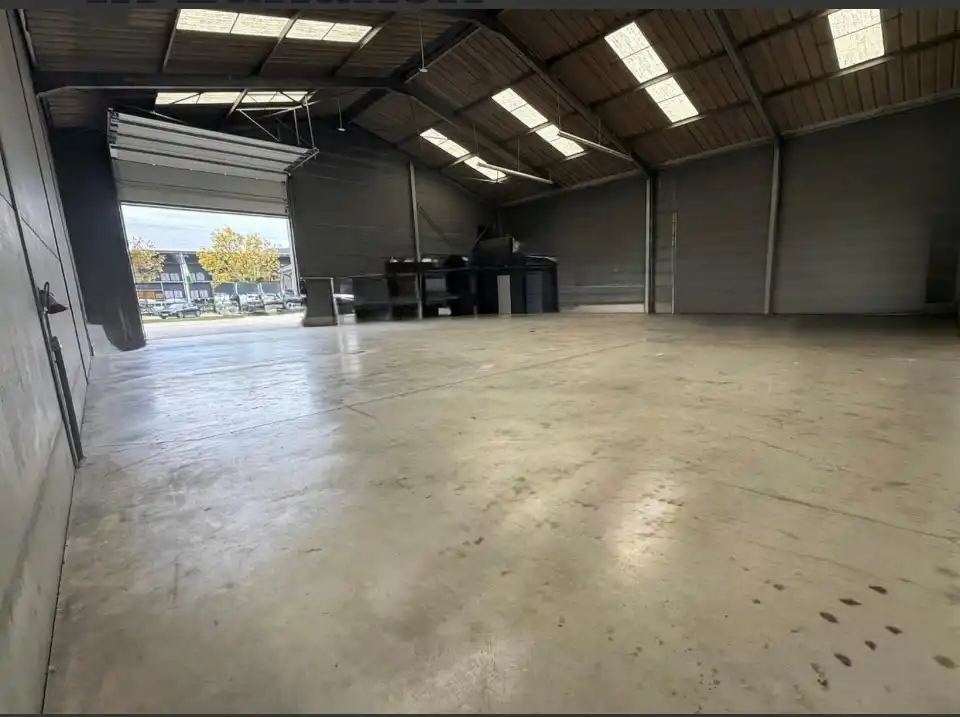 Loods van 360m² op toplocatie in Lanaken, te huur! foto 4