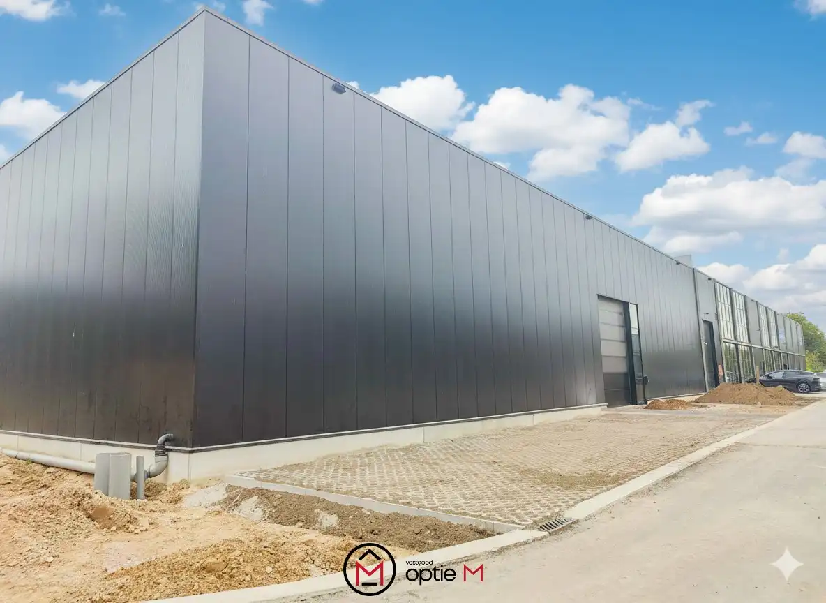 KMO-unit van 876 m² met 11 parkeerplaatsen in Hasselt foto {{pictureIndex}}