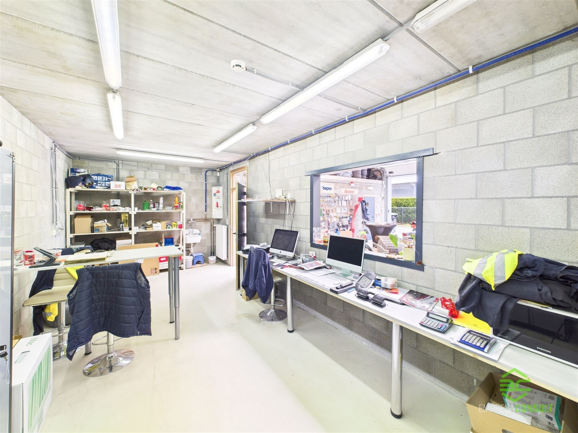 Instapklare werkplaats van 355m² met toonzaal en conciërgewoning! foto 12