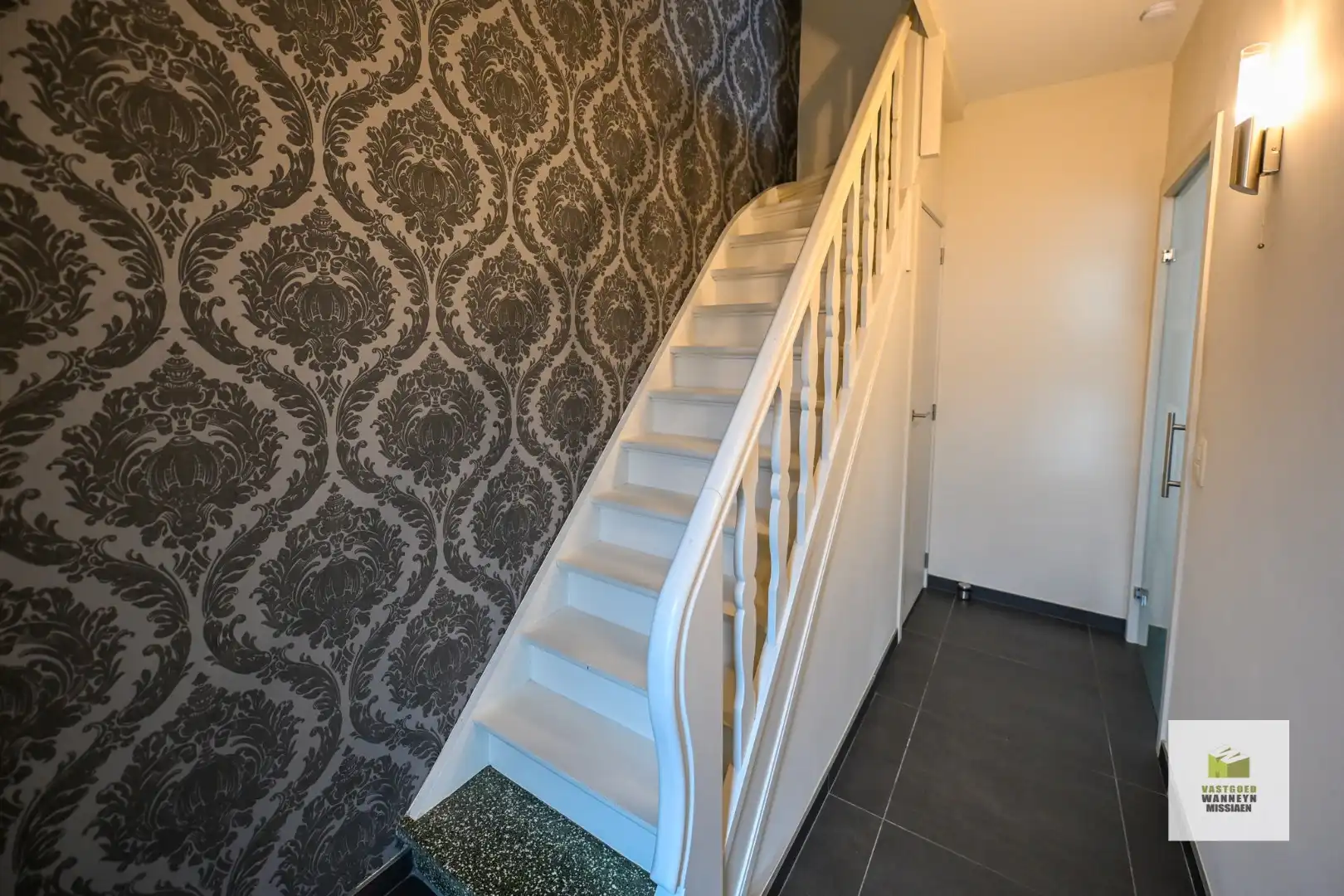 Rustig gelegen halfopen bebouwing, 594 m² opp met 3 slaapkamers foto 2