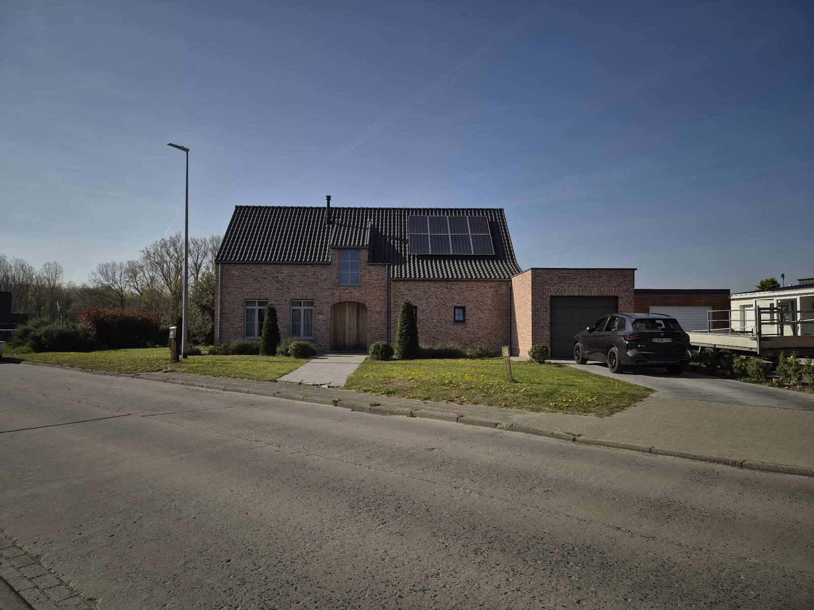 Prachtige open bebouwing met 4 slaapkamers en 2 badkamers foto {{pictureIndex}}