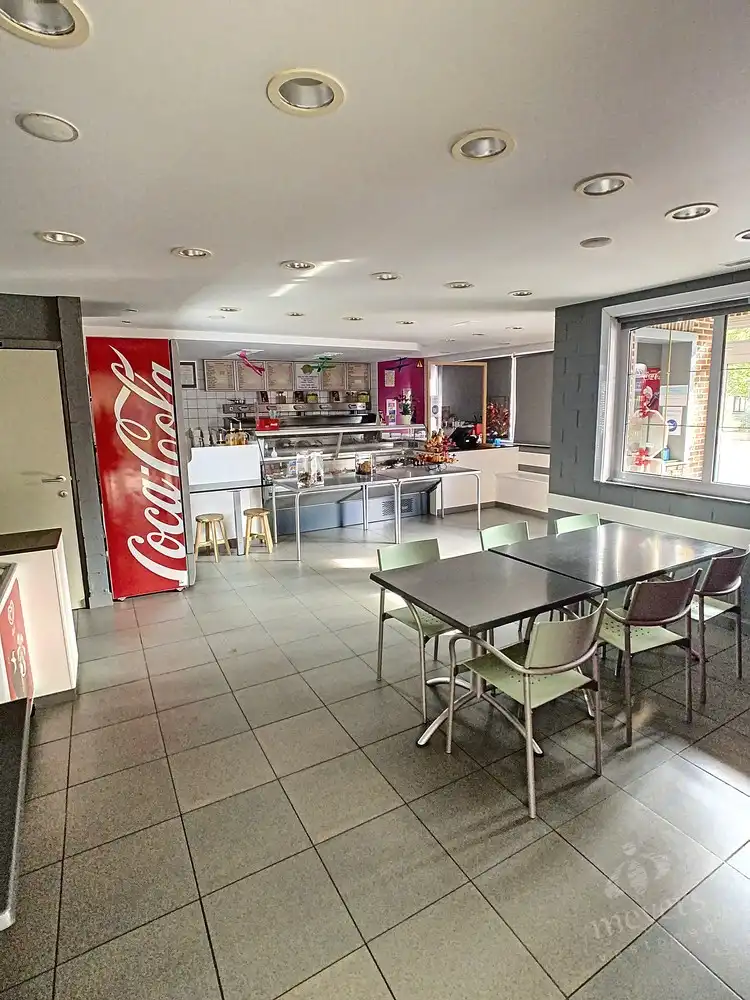 Ruime handelsruimte met woonst op zichtbare ligging in Koersel foto 6