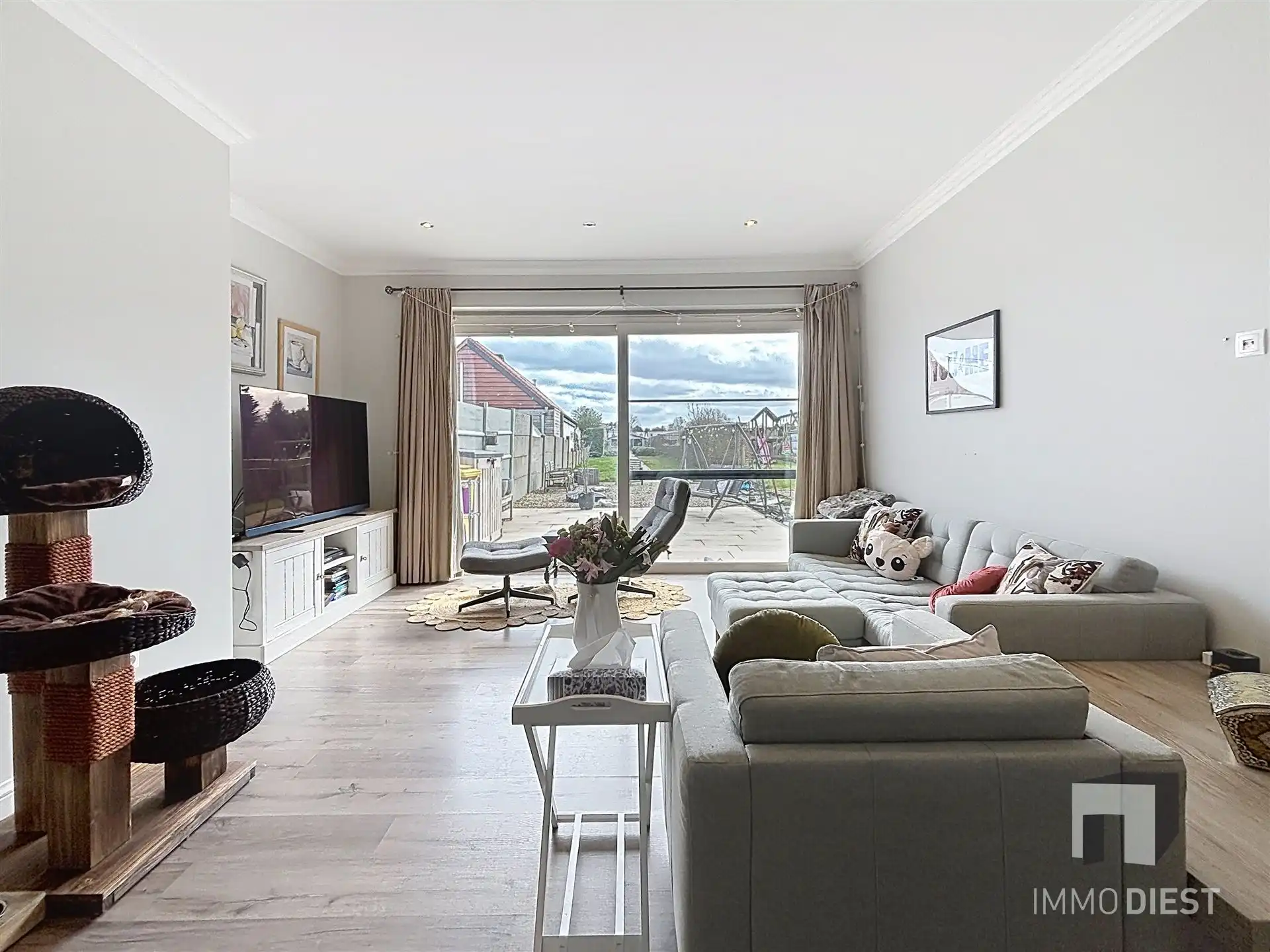 Charmante, instapklare gezinswoning met 3 ruime slaapkamers op 8a 52ca. foto 7