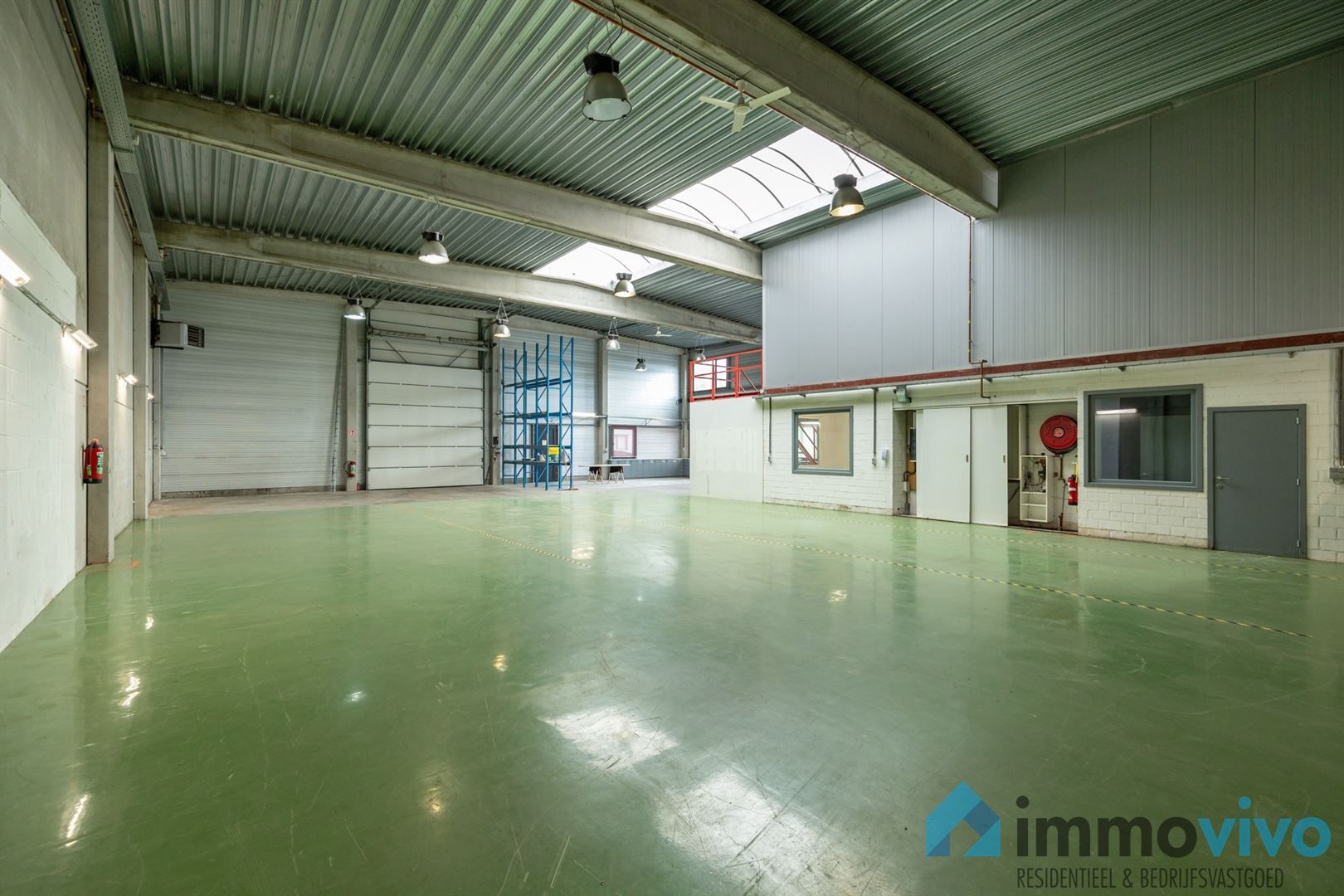 Instapklare KMO-unit van 400 m² met 160 m² kantoor en 5 pp. op toplocatie foto 4