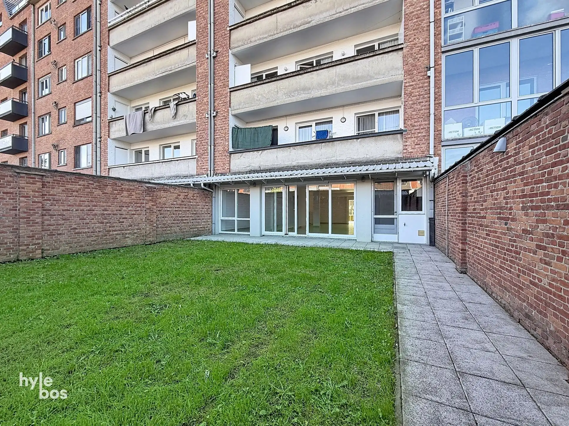 Centraal gelegen, zeer ruim drie slaapkamer appartement met stadstuin en garage foto 16