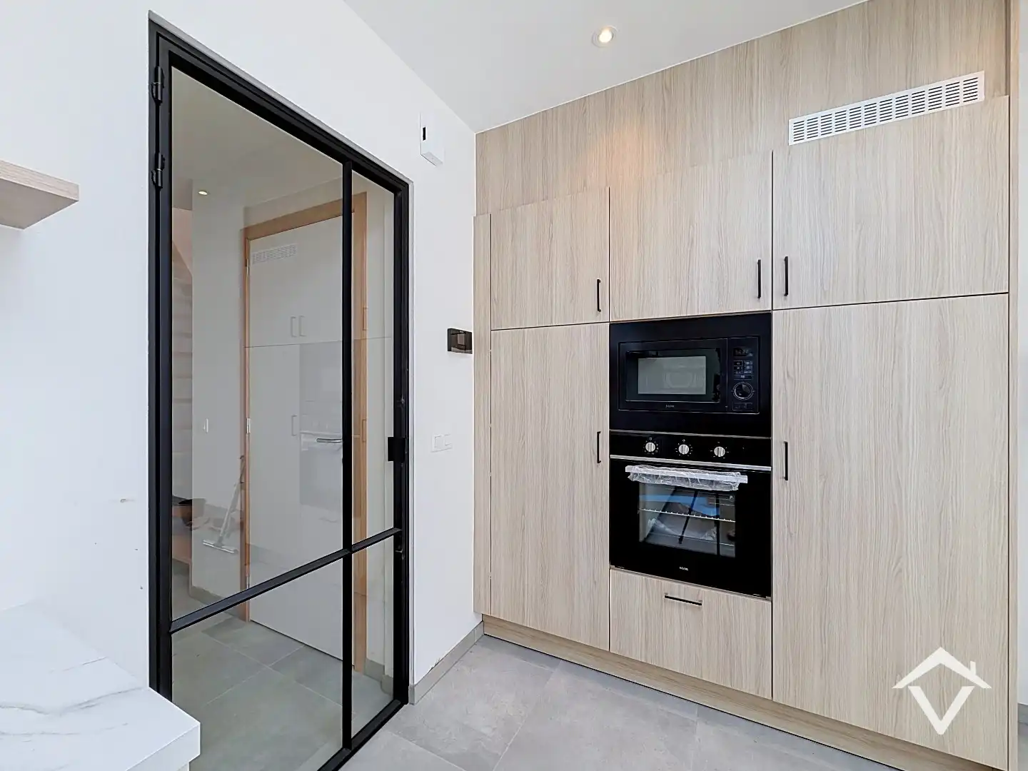Centraal gelegen nieuwbouwwoning met 3 slaapkamers, tuin en overdekte autostaanplaats foto 12