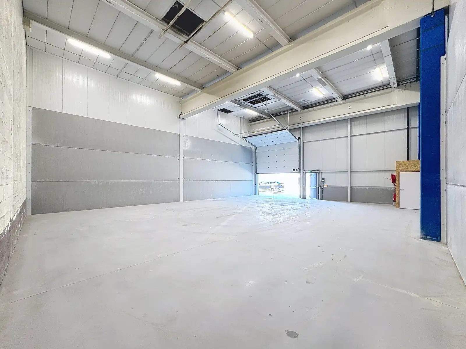 Instapklare OPSLAGRUIMTE (214m²) met sectionaalpoort te huur op industriezone "Herdersbrug" te 8000 Brugge foto 2