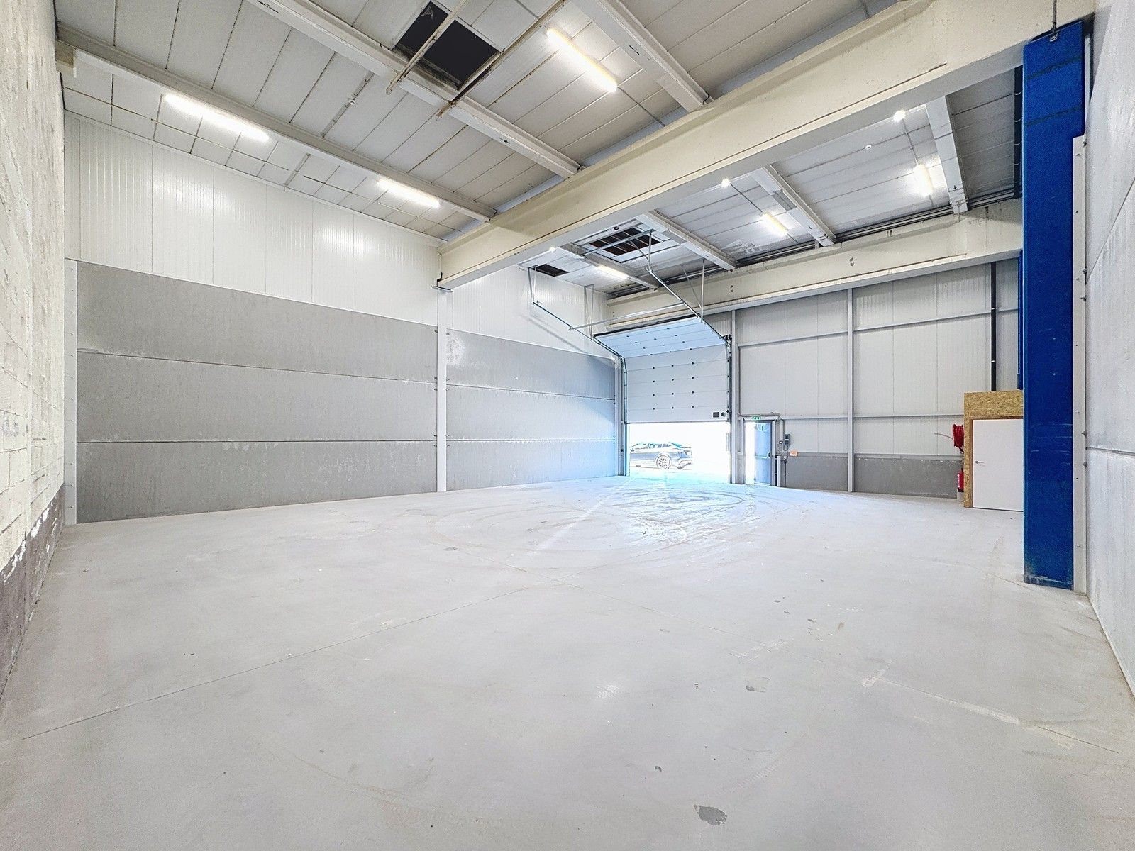 Instapklare OPSLAGRUIMTE (214m²) met sectionaalpoort te huur op industriezone "Herdersbrug" te 8000 Brugge foto 2