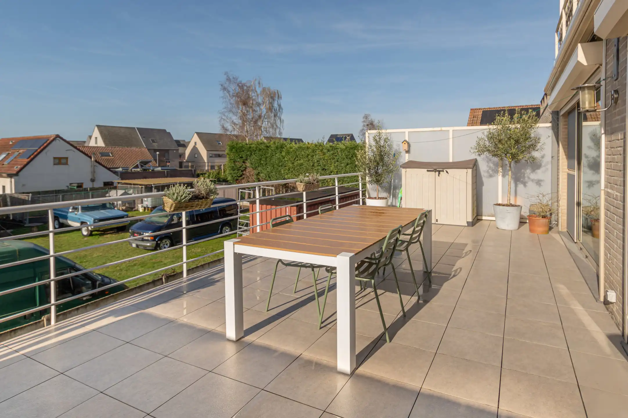 Ruim instapklaar 3 slaapkamer appartement met groot terras foto 3