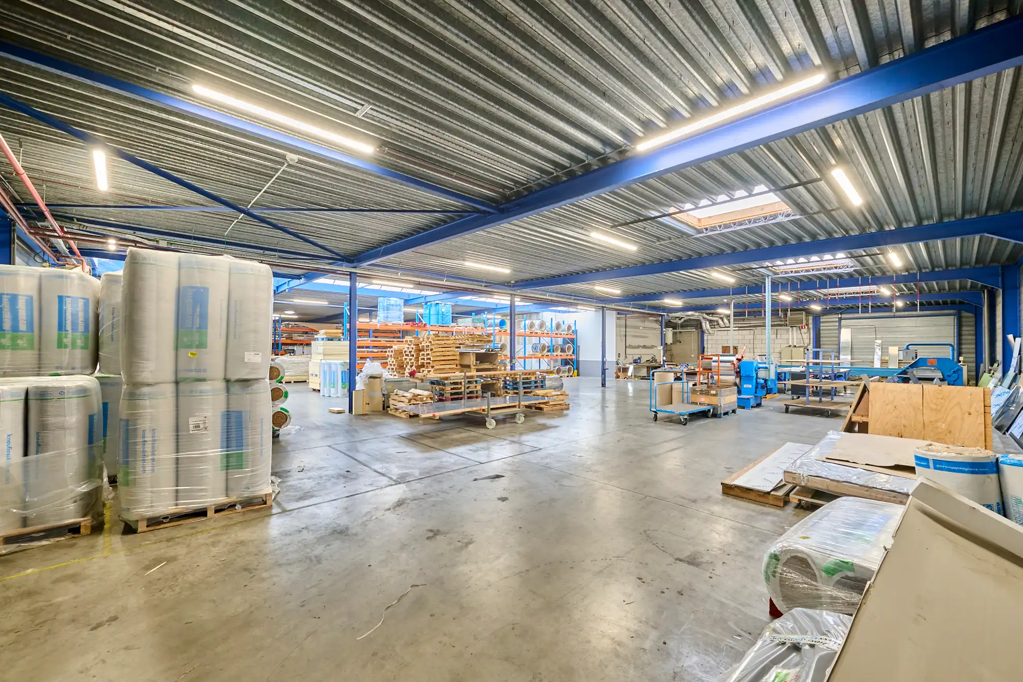 TE KOOP: MAGAZIJNEN MET KANTOREN IN GENK foto 14