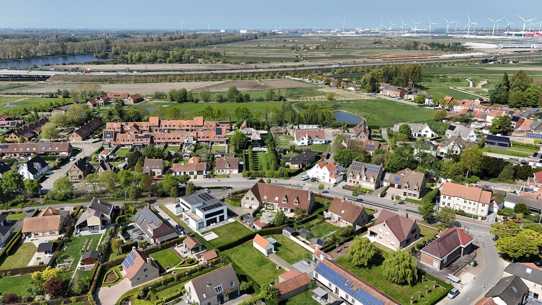 Solide en alleenstaande villa te Dudzele foto {{pictureIndex}}