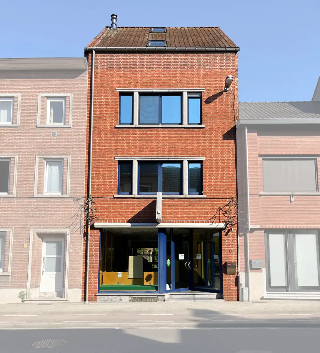 grote woning met mooie tuin   foto {{pictureIndex}}