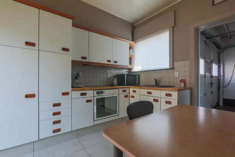 Handelspand (winkel) met woonst en magazijntje van +/- 130m². foto 10