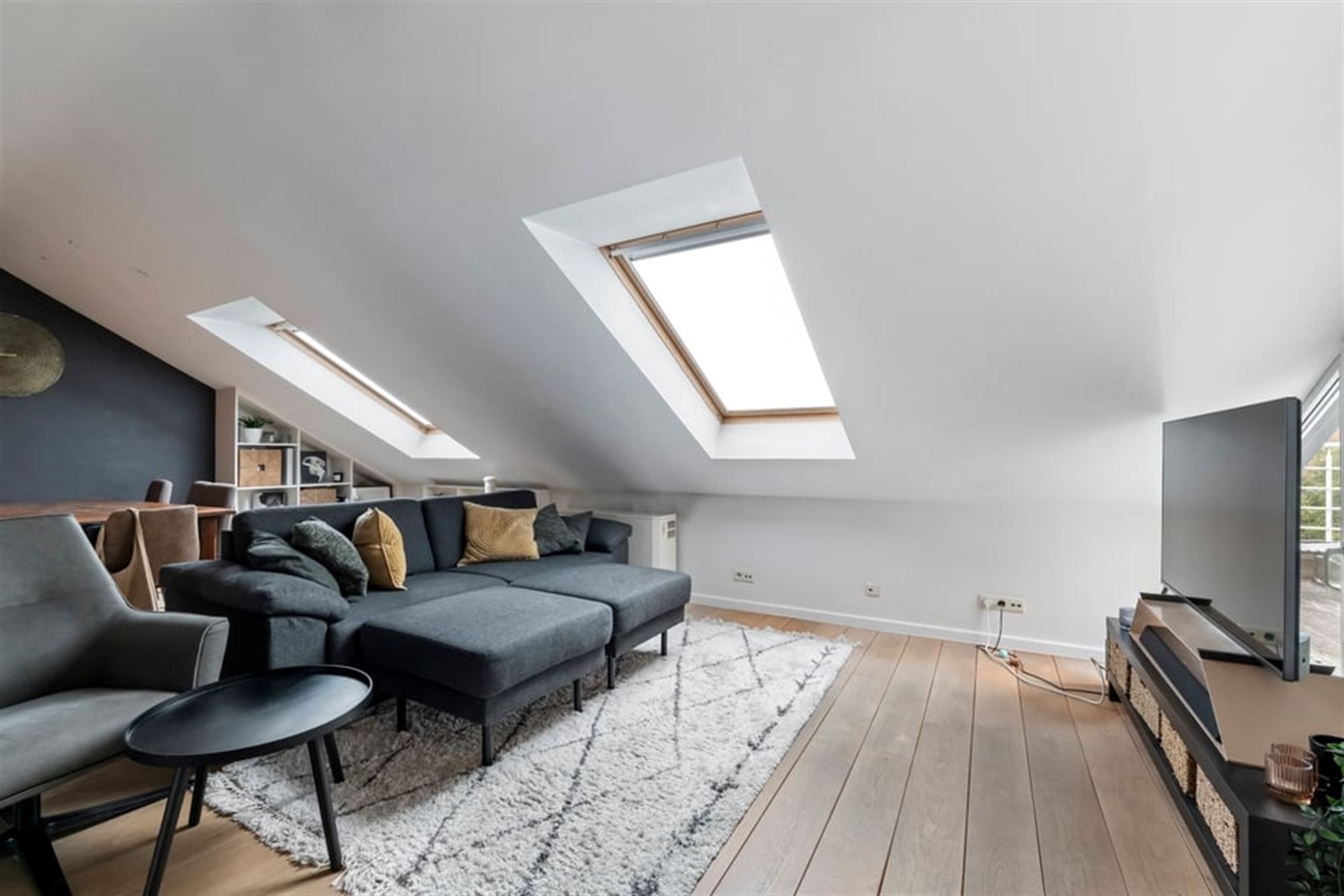 GEZELLIG 2 SLK APPARTEMENT MET STAANPLAATS IN HET CENTRUM VAN SINT-TRUIDEN  foto 4