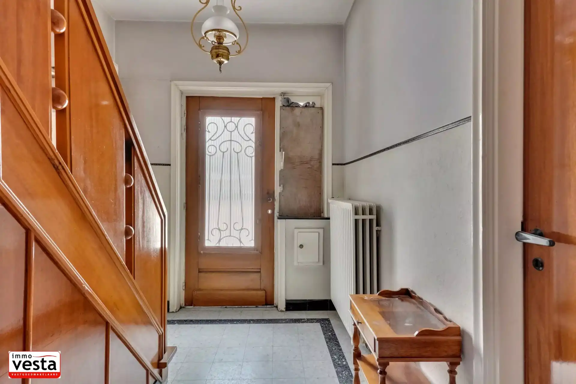 Ruime, centraal gelegen woning met renovatiepotentieel foto 4