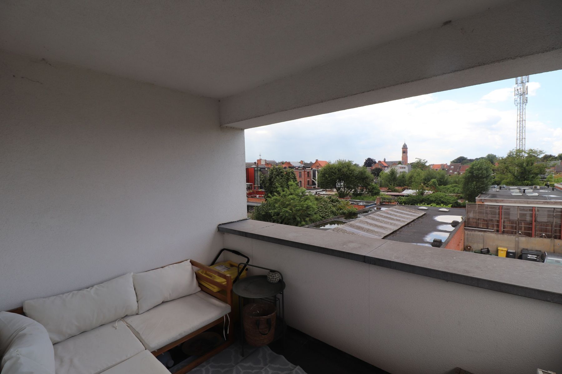Een volledig gerenoveerd appartement op de tweede verdieping met terras, berging en autostaanplaats. foto 12