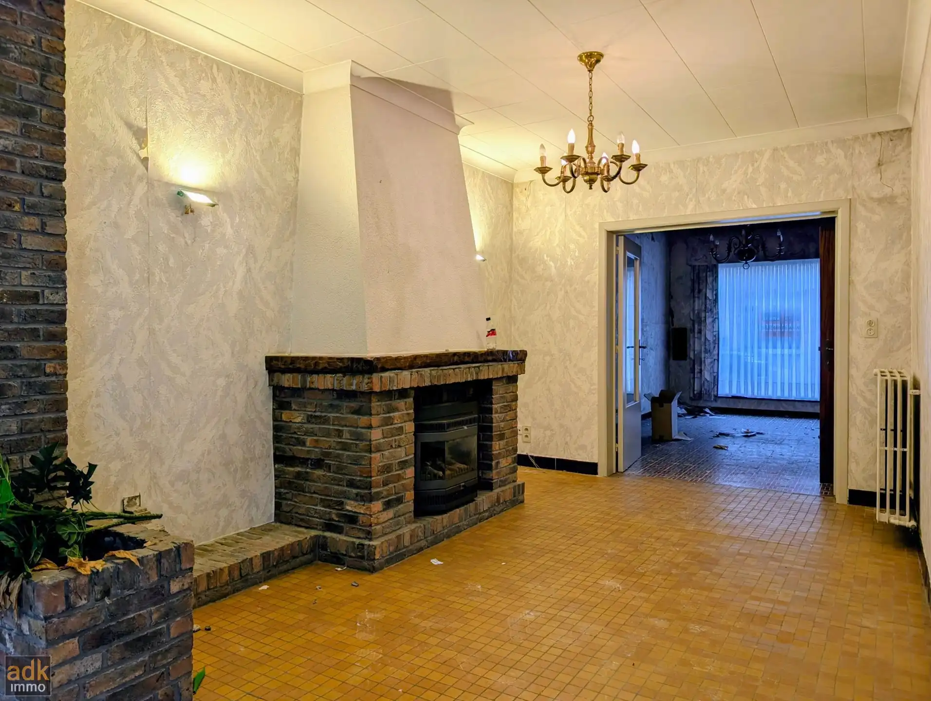 Ruime te renoveren woning met 4 slaapkamers, tuin en garage in Adinkerke te koop. foto 5