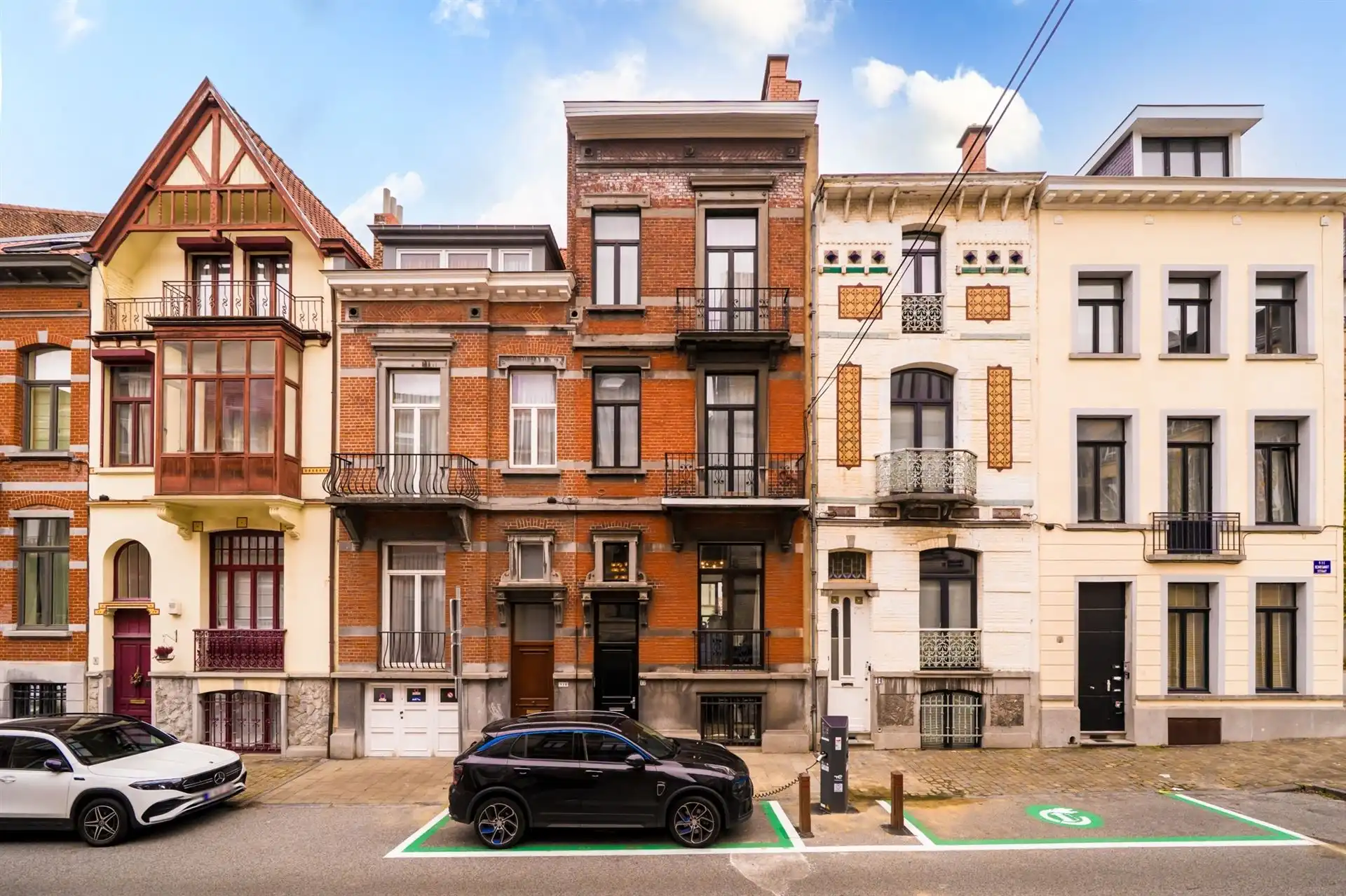 Uniek, gerenoveerd herenhuis op een toplocatie in de Europese wijk foto 2