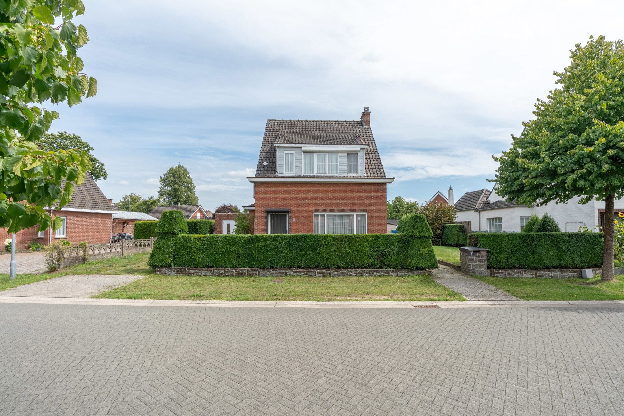 Te renoveren charmante woning met 3 slpks op 614 m² foto 2