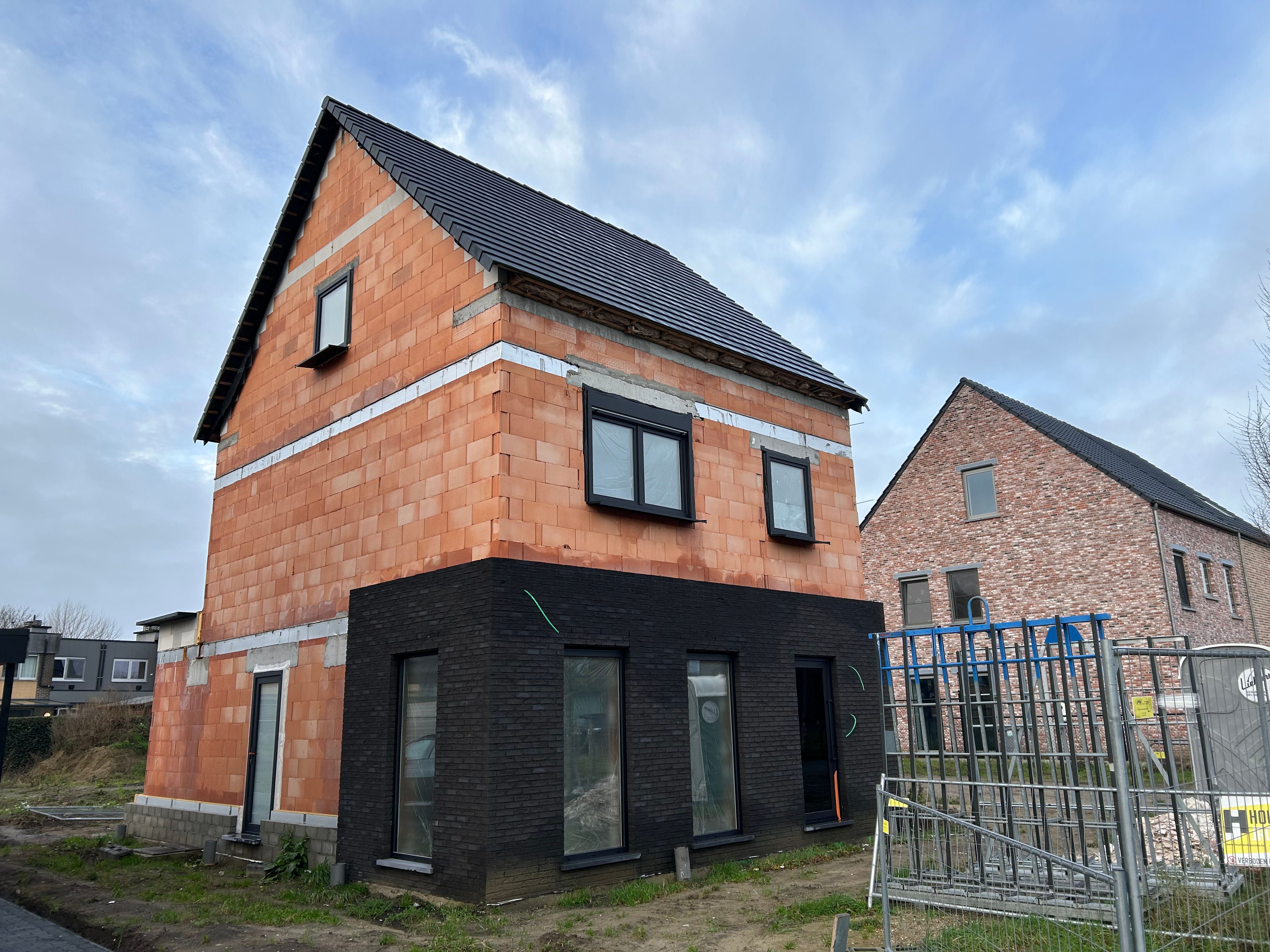 Nieuwbouw in doodlopende straat foto {{pictureIndex}}