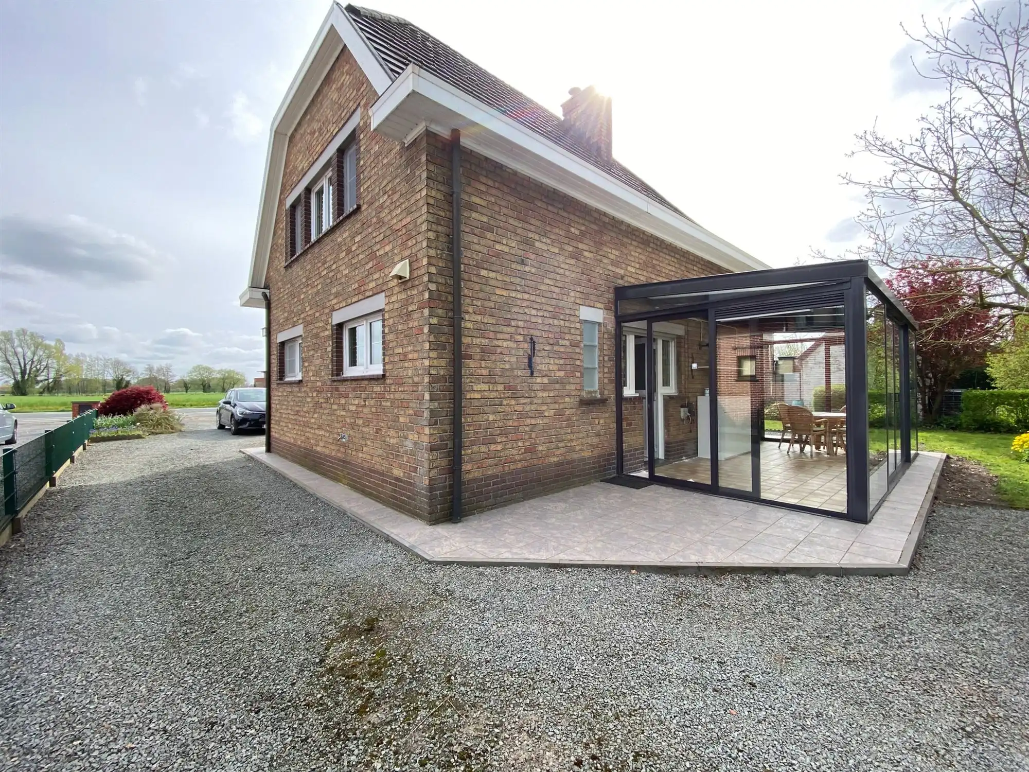 Charmante open bebouwing met 3 slaapkamers, grote garage en zonnepanelen foto 2