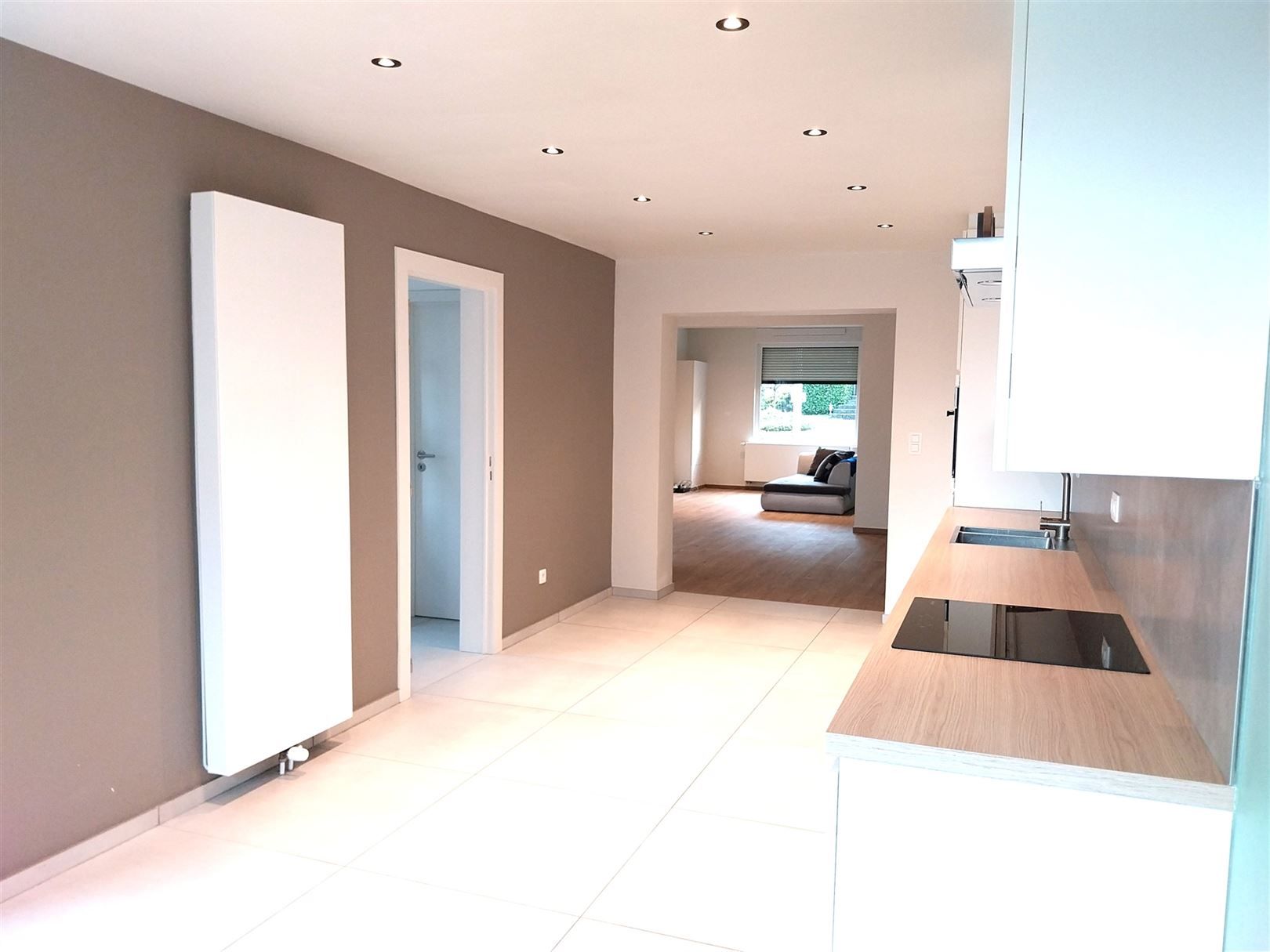 TE HUUR: Gerenoveerde halfopen bebouwing met 3 slaapkamers en ruime tuin! foto 8