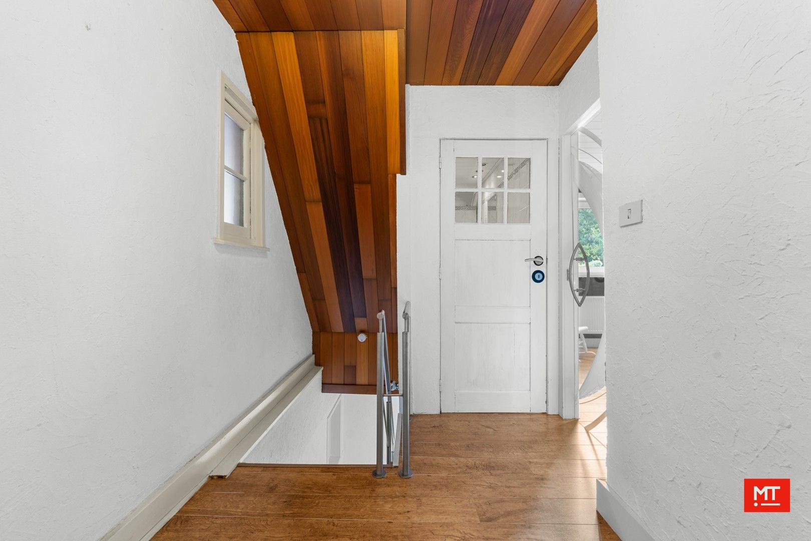 Bijzonder ruime woning met opslagruimte, dubbele garage en uitweg in centrum Langemark foto 15